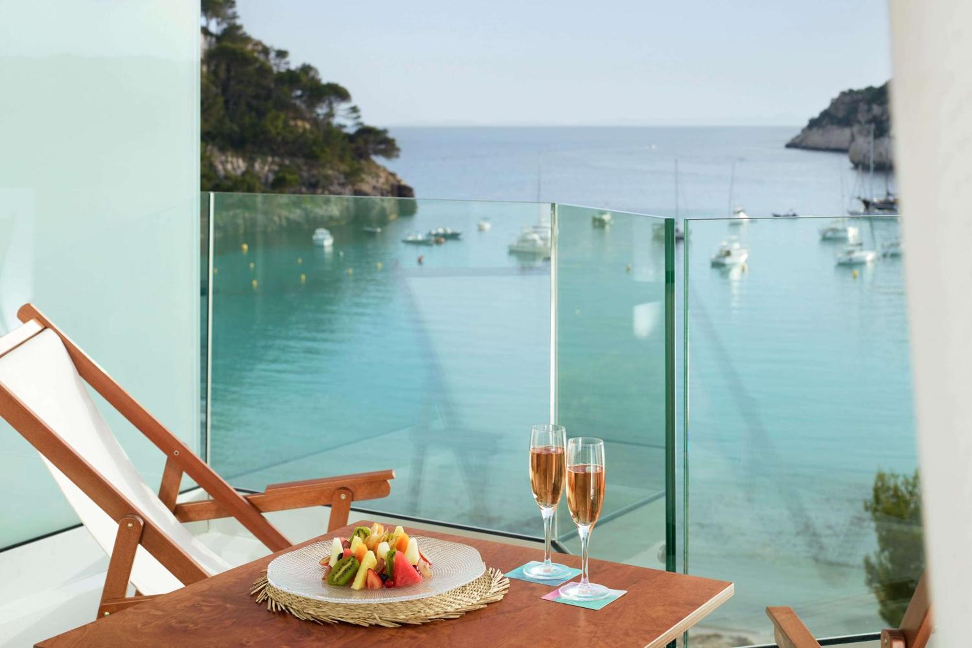 מלון קאלה גלדנה Melia Cala Galdana מראה חיצוני תמונה A view of the sea from a hotel in Tossa de Mar